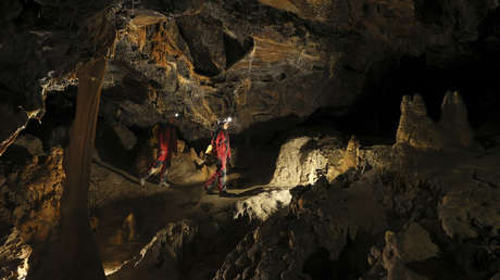 Las 15 personas que vivieron 40 días en una cueva sin luz solar, relojes ni teléfonos salen de su guarida subterránea (FOTOS)