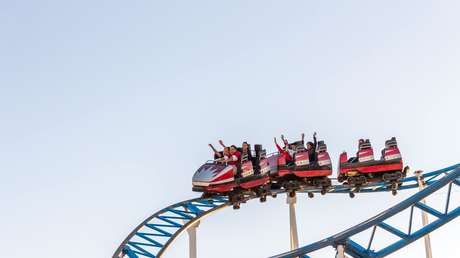 VIDEO: Decenas de personas se ven en aprietos para bajar de la montaña rusa más alta del Reino Unido tras un fallo técnico