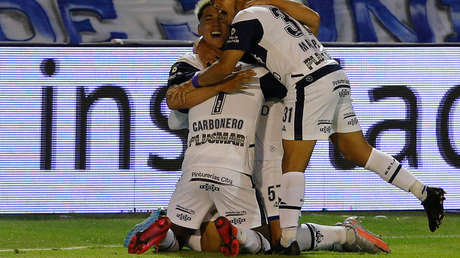 El último equipo que dirigió Maradona anota uno de los goles más extraños del año (VIDEO)