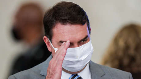 El hijo de Bolsonaro se "indigna" por las aglomeraciones que puede crear la comisión que investiga a su padre y las redes estallan