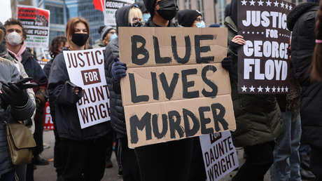 Una imagen de estudiantes recreando la muerte de George Floyd causa escándalo en una escuela secundaria de EE.UU.