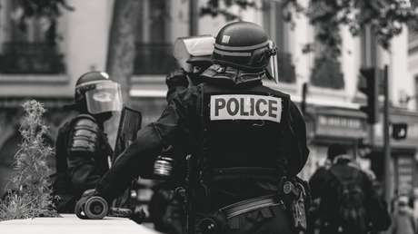 EE.UU.: Un policía dispara 10 balas y mata a un hombre delante de su novia y su niño (VIDEO)