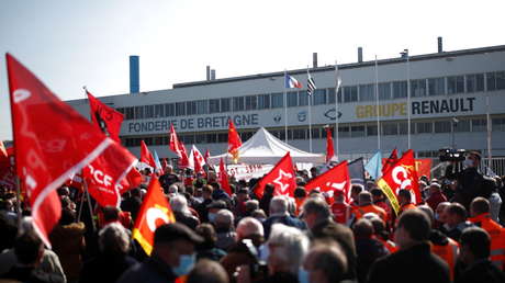 Empleados de Renault retienen a siete directivos en protesta contra la venta de una fábrica