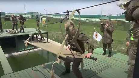 VIDEO: Enfermeras militares de Rusia compiten en pistas de obstáculos y en ejercicios de rescate de heridos