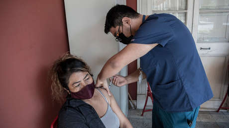 Chile evalúa entregar un carnet y un pasaporte 'verdes' a quienes completen el esquema de vacunación contra el covid-19