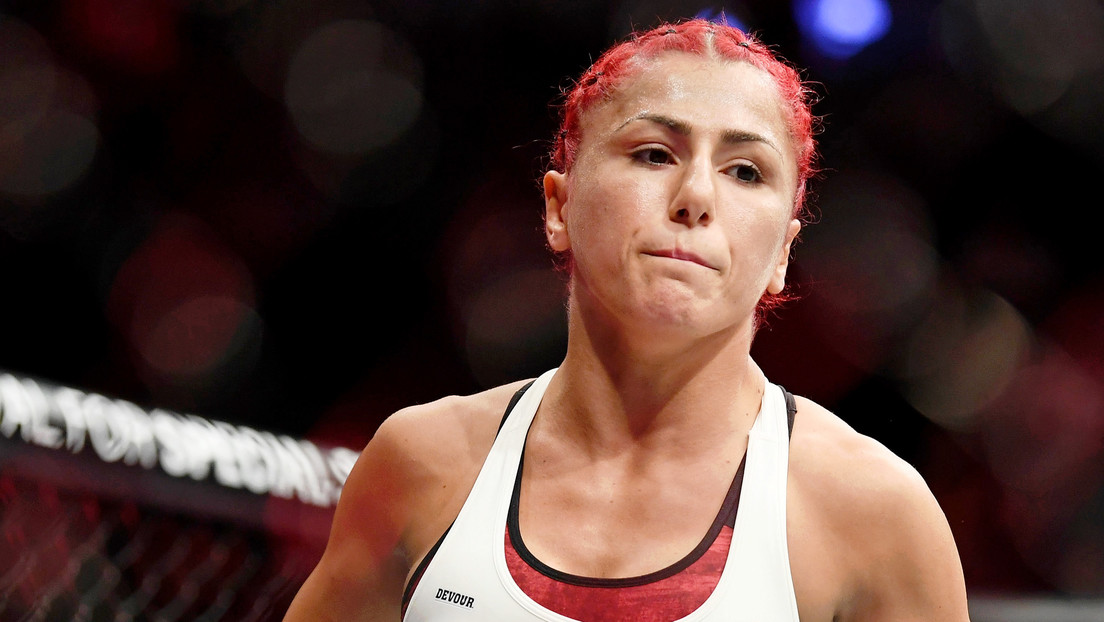 VIDEO: Una luchadora de MMA pierde una pelea por una patada descalificadora y tacha de "exagerada y sospechosa" la actitud de su rival tras el golpe