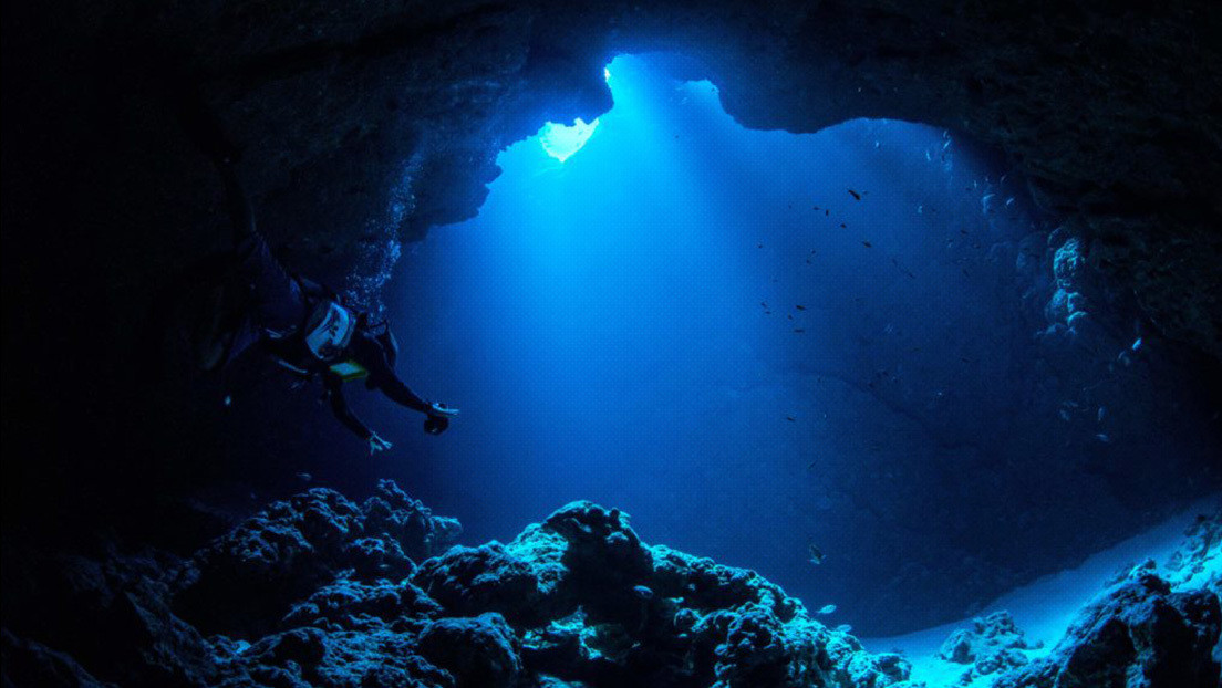 Un ingeniero bate el récord de profundidad de España al descender en submarino a la fosa de las Marianas