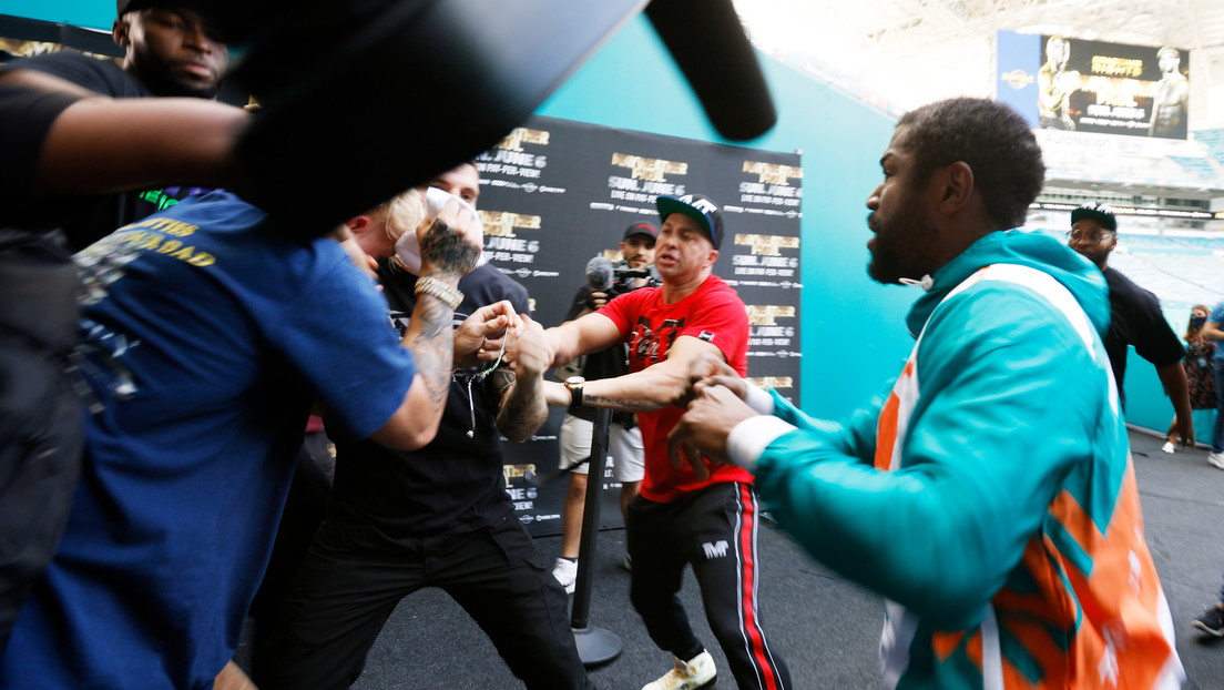 VIDEO: Jake Paul le arranca la gorra a Floyd Mayweather y desata una trifulca de la que sale con un ojo morado