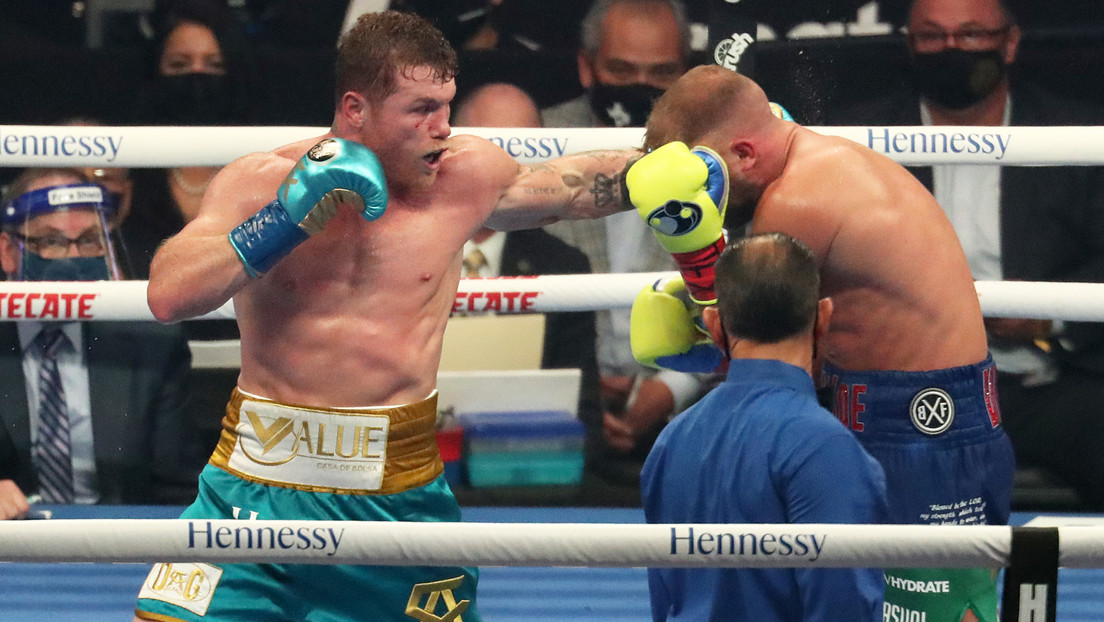 Fin al invicto: Saunders pierde ante 'Canelo' Álvarez el combate por la unificación de los cinturones de peso supermediano