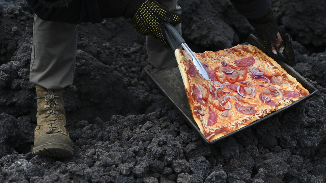 Una pizza horneada sobre la lava de un volcán a 1.000 grados centígrados conquista la Red (VIDEO)