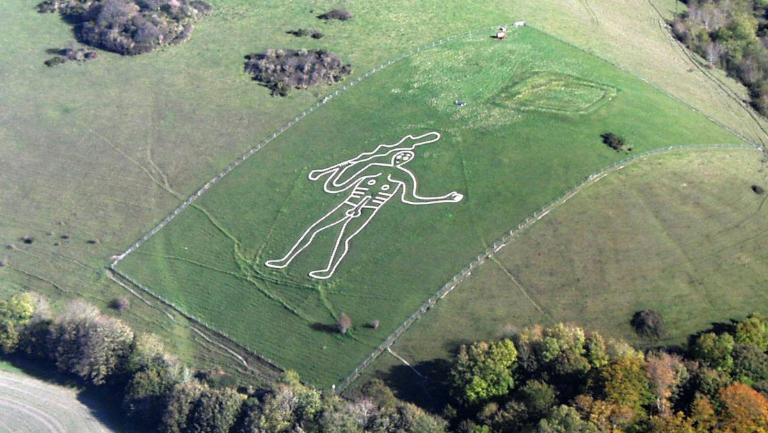 Revelan la edad de la figura del gigante desnudo de Cerne Abbas (es más antigua de lo que se creía)