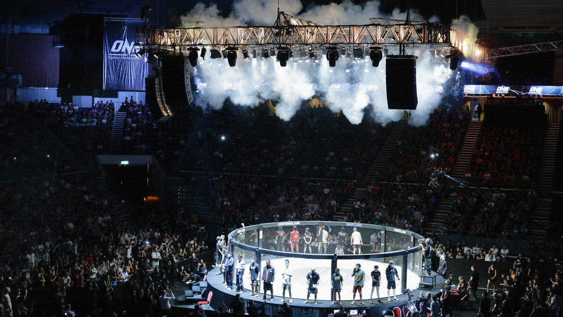 VIDEO: Una luchadora doblega a su rival con una insólita llave en su debut en la MMA