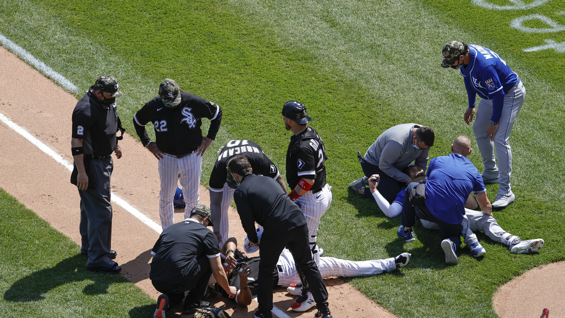 VIDEOS: Dos jugadores de béisbol chocan violentamente en carrera y quedan tendidos en el campo