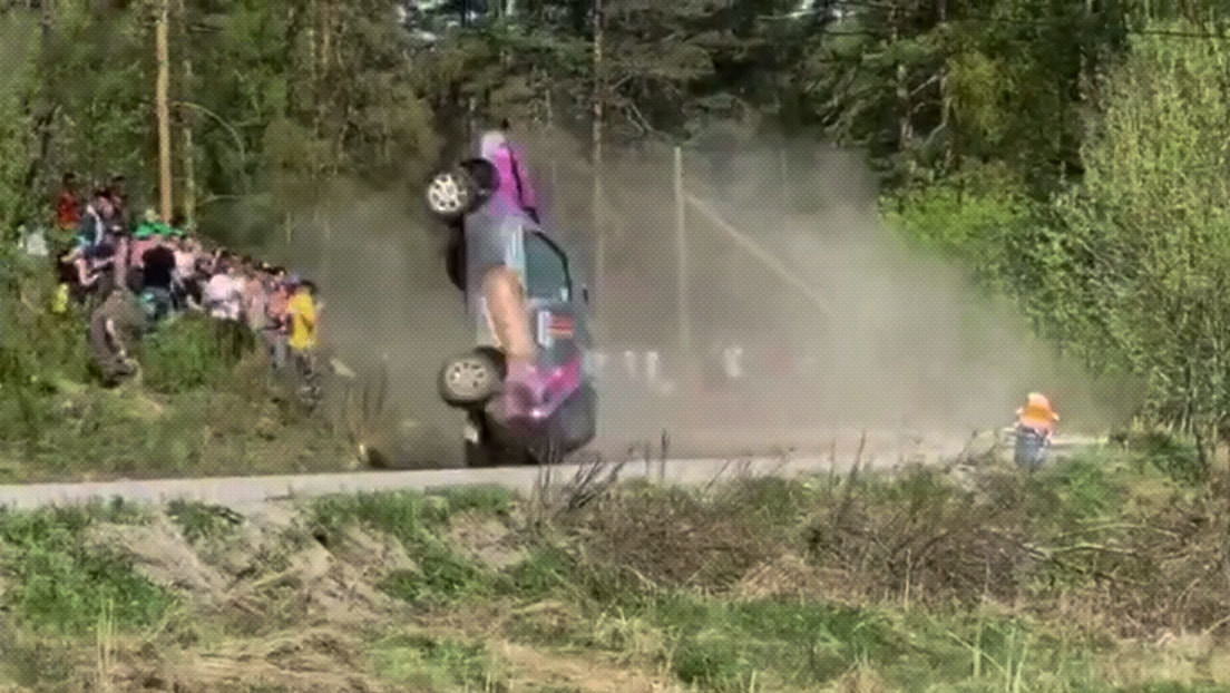 VIDEOS: Un auto sale volando de la pista y por poco embiste a los espectadores durante un rally en Rusia
