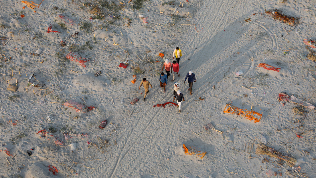 Encuentran cientos de cadáveres aparentemente víctimas del covid-19 enterrados en las orillas de un importante río de India y en sus aguas (VIDEO)