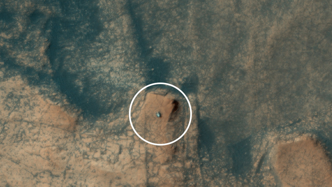 Captan desde el espacio al róver Curiosity de la NASA subiendo a una formación rocosa en Marte