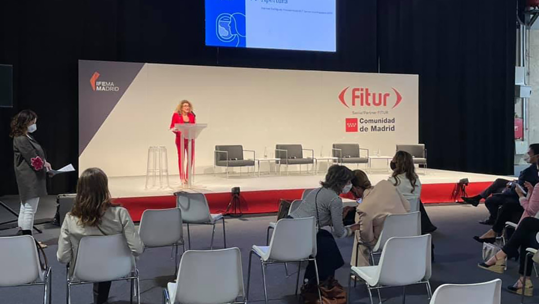 "Como si tener una talla 46 fuese un problema": Despiden a una joven azafata española porque no le quedaba bien el uniforme y no había de su talla