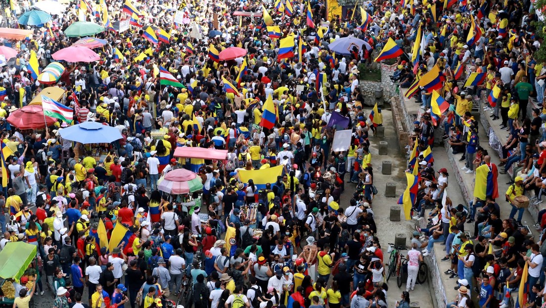 Enfrentamientos entre la Policía y los manifestantes en Cali dejan un agente muerto y dos más heridos