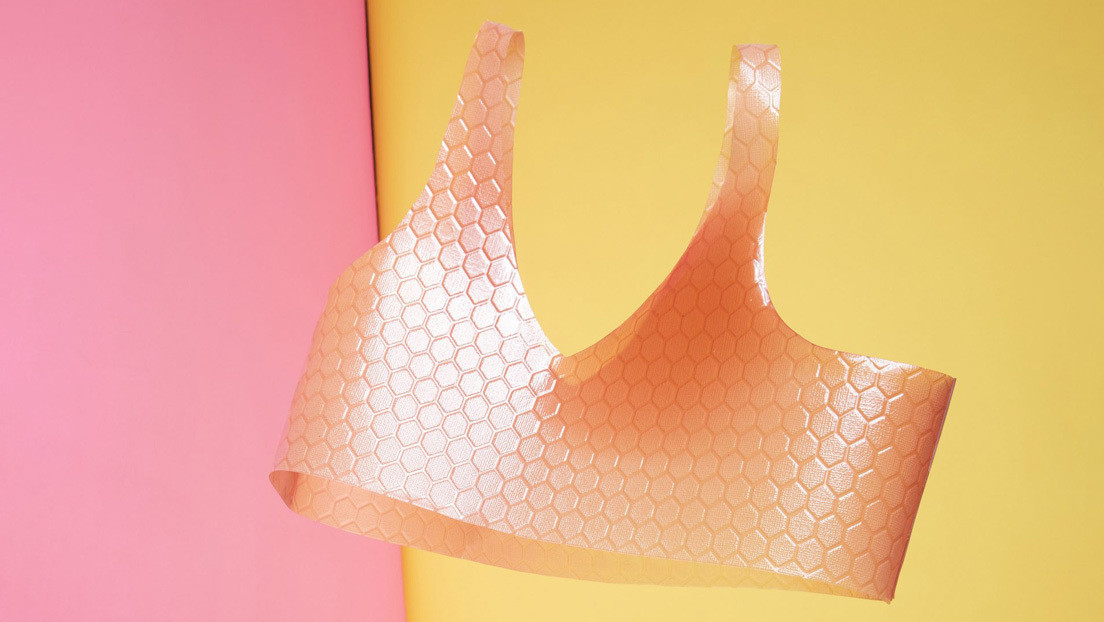 Una diseñadora elabora ropa de gelatina que se puede derretir y reutilizar para confeccionar nuevas prendas