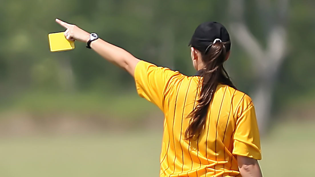 "¡A fregar platos!": Una árbitra sufre insultos machistas durante un partido de fútbol infantil en España (VIDEO)