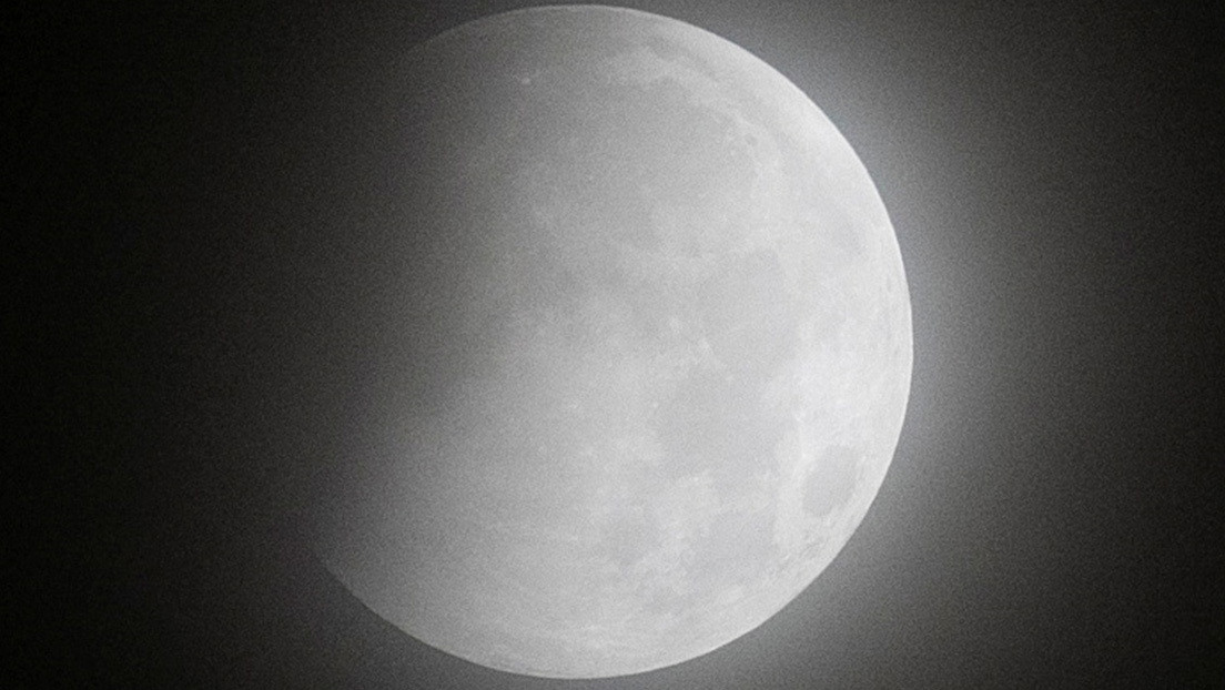VIDEO: La 'luna de sangre' y la 'superluna de las flores' adornan el cielo nocturno