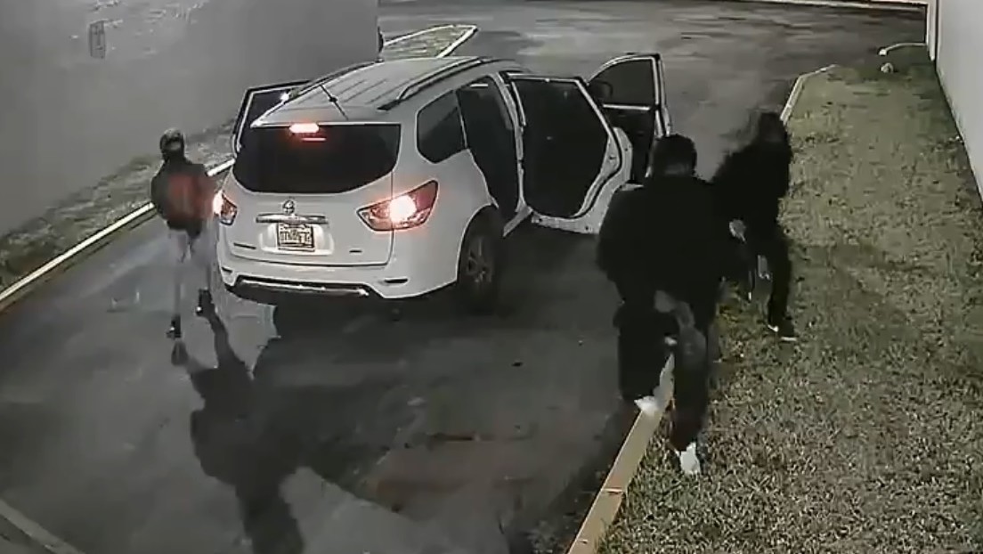 Video de seguridad muestra a 3 sospechosos momentos antes de desatar el tiroteo masivo en Florida que dejó 2 muertos y 21 heridos