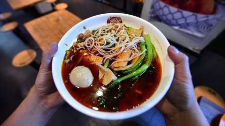 Confundida por su aroma con un arma química, una sopa china se hace aún más popular tras las alabanzas del presidente Xi Jinping