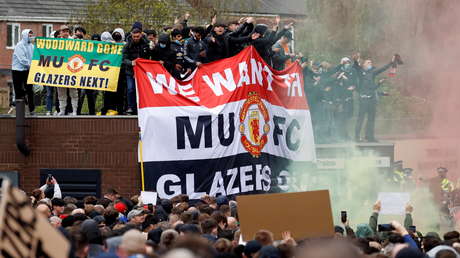 Hinchas del Manchester United invaden el campo y obligan a posponer el partido contra el Liverpool (VIDEO, FOTOS)