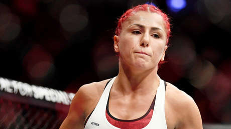 VIDEO: Una luchadora de MMA pierde una pelea por una patada descalificadora y tacha de "exagerada y sospechosa" la actitud de su rival tras el golpe