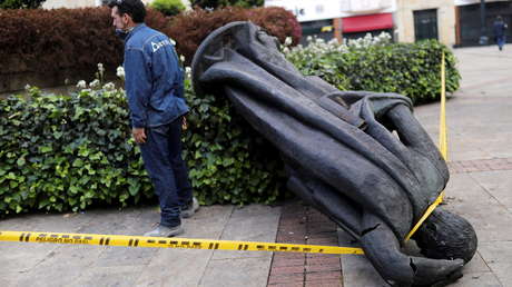 Indígenas misak derriban una estatua del conquistador español Gonzalo Jiménez de Quesada en medio de las protestas en Colombia (VIDEO)