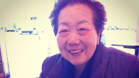 VIDEO: Momento en el que un hombre apuñala a dos ancianas asiáticas en EE.UU. mientras estas esperaban el autobús