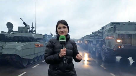 Equipo de RT acompaña a los militares en su camino a la Plaza Roja para participar en el desfile militar en honor al 76.º Día de la Victoria