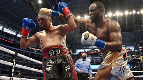 VIDEO: Un boxeador exagera una lesión en plena pelea y sale abucheado del 'ring'