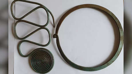 Un hombre que practicaba orientación halla uno de los mayores tesoros de joyas de la Edad del Bronce en Suecia