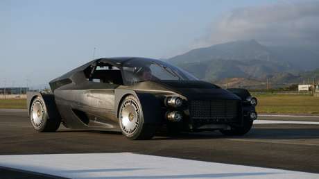 FOTO, VIDEO: El coche de producción en serie más rápido del mundo sufre un severo accidente por fuertes vientos