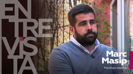 ¿Por qué perdemos tantas horas mirando una pantalla en vez de vivir la vida real?: Habla Marc Masip, psicólogo español