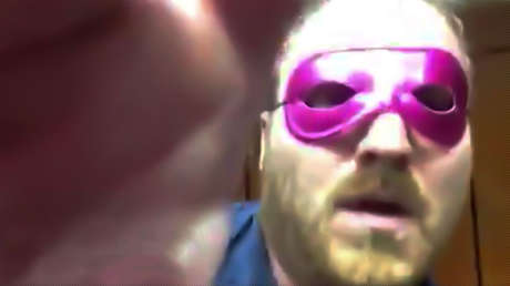 Juicio contra activistas ambientales se retrasa porque uno de los acusados se pega la mano al banquillo