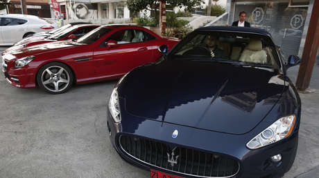 Acusan en EE.UU. a un hombre de usar 5 millones de dólares de ayuda por la pandemia para comprarse autos de lujo