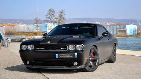 VIDEO: Intenta presumir de su auto deportivo (pero algo sale mal)