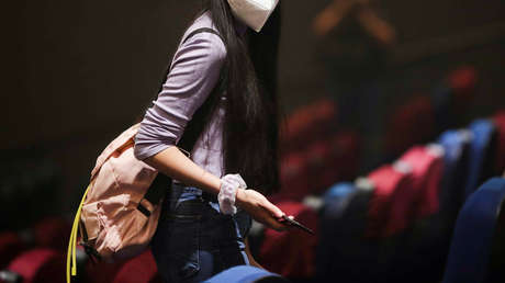 Madre e hija acusan de acoso a un empleado de cine que les pidió bajar los pies de las butacas (VIDEO)