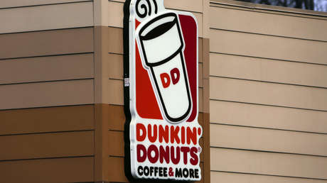 Empleado de Dunkin' Donuts mata de un puñetazo a un cliente de 77 años por un insulto racista