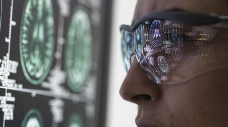 Nuevo sistema permite a un hombre paralítico escribir un mensaje de texto en una computadora usando solo su pensamiento