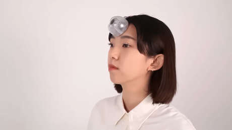 Inventan un 'tercer ojo' para mirar seguro la pantalla del móvil en el camino (VIDEO)