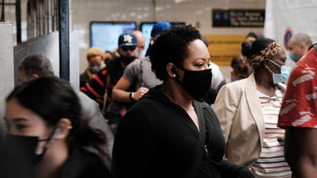 Las personas totalmente vacunadas en EE.UU. no requerirán llevar mascarillas en el exterior o en el interior de la mayoría de lugares