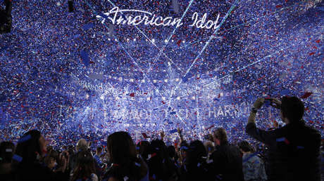 Expulsan a un finalista de American Idol tras aparecer con 12 años en un video con una persona encapuchada a lo Ku Klux Klan