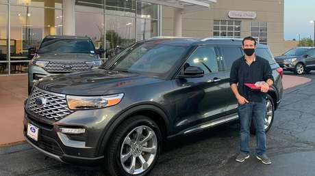 Se compra un Ford Explorer con un ID robado y la Policía lo identifica por tomarse una foto frente al coche