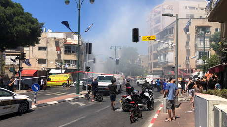 VIDEO: Bañistas huyen de una playa mientras suenan las alarmas de ataque aéreo en Tel Aviv
