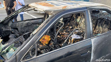 Un conductor se aplica desinfectante mientras fuma un cigarrillo y desata un incendio que destruye su auto (FOTOS, VIDEO)