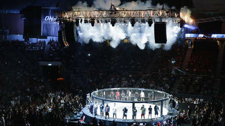 VIDEO: Una luchadora doblega a su rival con una insólita llave en su debut en la MMA