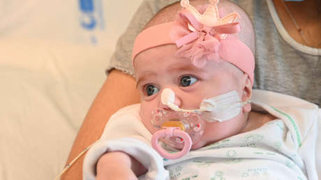 España realiza el primer trasplante del mundo de un corazón no compatible y en parada a una bebé de dos meses